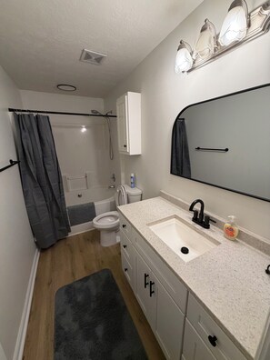 Hiustenkuivaaja, pyyhkeet, saippua, vessapaperi