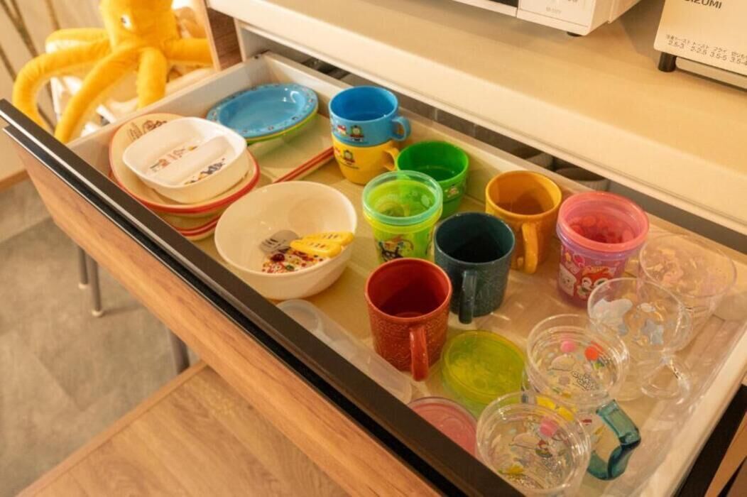 Una bandeja con tazas y recipientes de colores variados, presumiblemente para servir té o café.