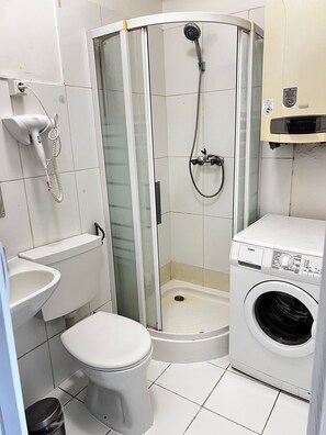 Basic-Apartment | Badezimmer | Dusche, kostenlose Toilettenartikel, Haartrockner, Handtücher