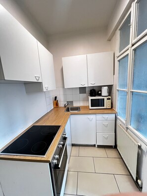 Basic-Apartment | Eigene Küche | Kühlschrank, Mikrowelle, Ofen, Herdplatte