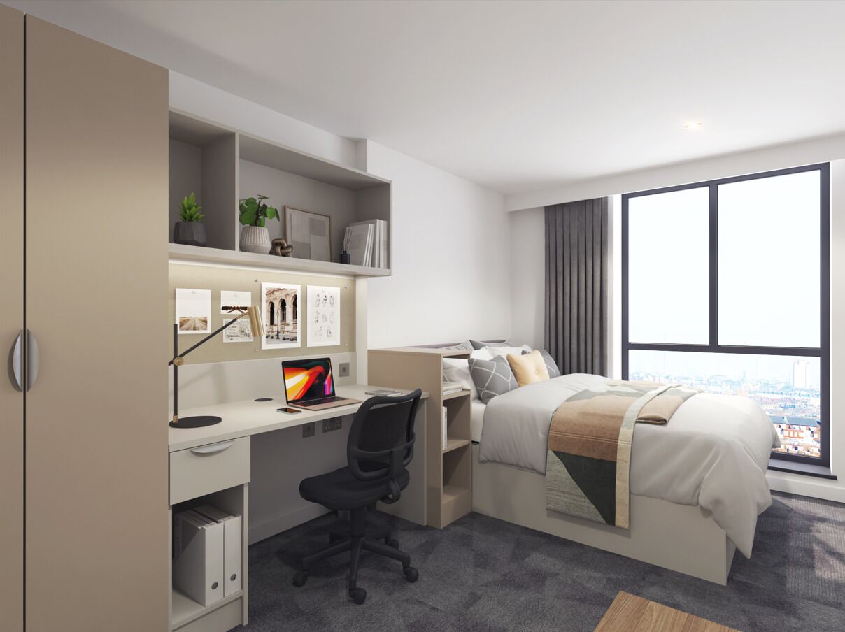 Quarto de hotel moderno com escrivaninha, computador e cama.