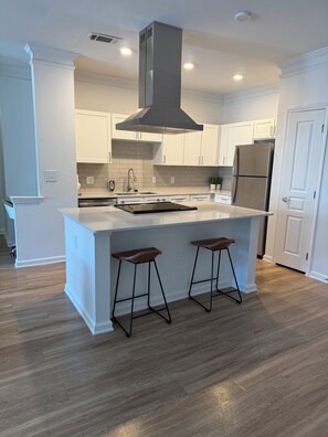 Een koelkast, een magnetron, een oven, een kookplaat