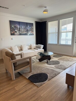 Smart TV - Cozy 2-bedroom apartment in charming Frisco with AC and gym access (Frisco)