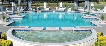 Cozy 2-bedroom apartment in charming Frisco with AC and gym access