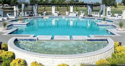 Cozy 2-bedroom apartment in charming Frisco with AC and gym access