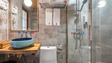 Quarto triplo família, sacada, vista para a montanha | Banheiro | Secador de cabelo, toalhas de banho, shampoo, papel higiênico