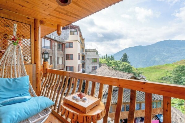 Familie driepersoonskamer, balkon, uitzicht op bergen | Terrein van de accommodatie