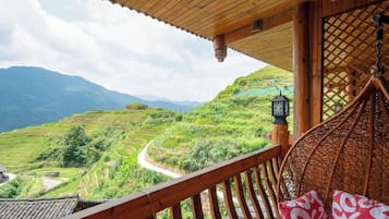 Habitación triple familiar, balcón, vista a la montaña | Áreas de la propiedad