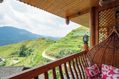 Tripla familiare, balcone, vista montagna | Parco della struttura. Longji Jingyue Hotel