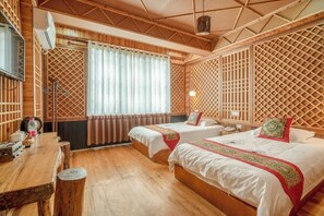 Chambre de base avec lits jumeaux, vue sur la montagne | Décor unique, ameublement unique, accès au Wi-Fi (inclus)