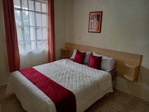 Deluxe Single Room | Individually decorated, individually furnished, free WiFi, bed sheets - Plantains Place Karatina (Karatina)