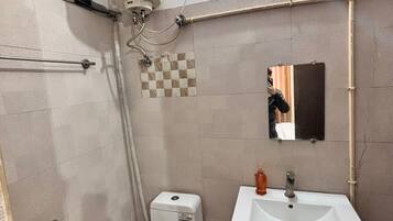 Quarto luxo | Banheiro | Chuveiro, toalhas de banho, sabonete