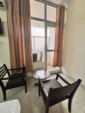 Deluxe Room, Mountain View | Living area