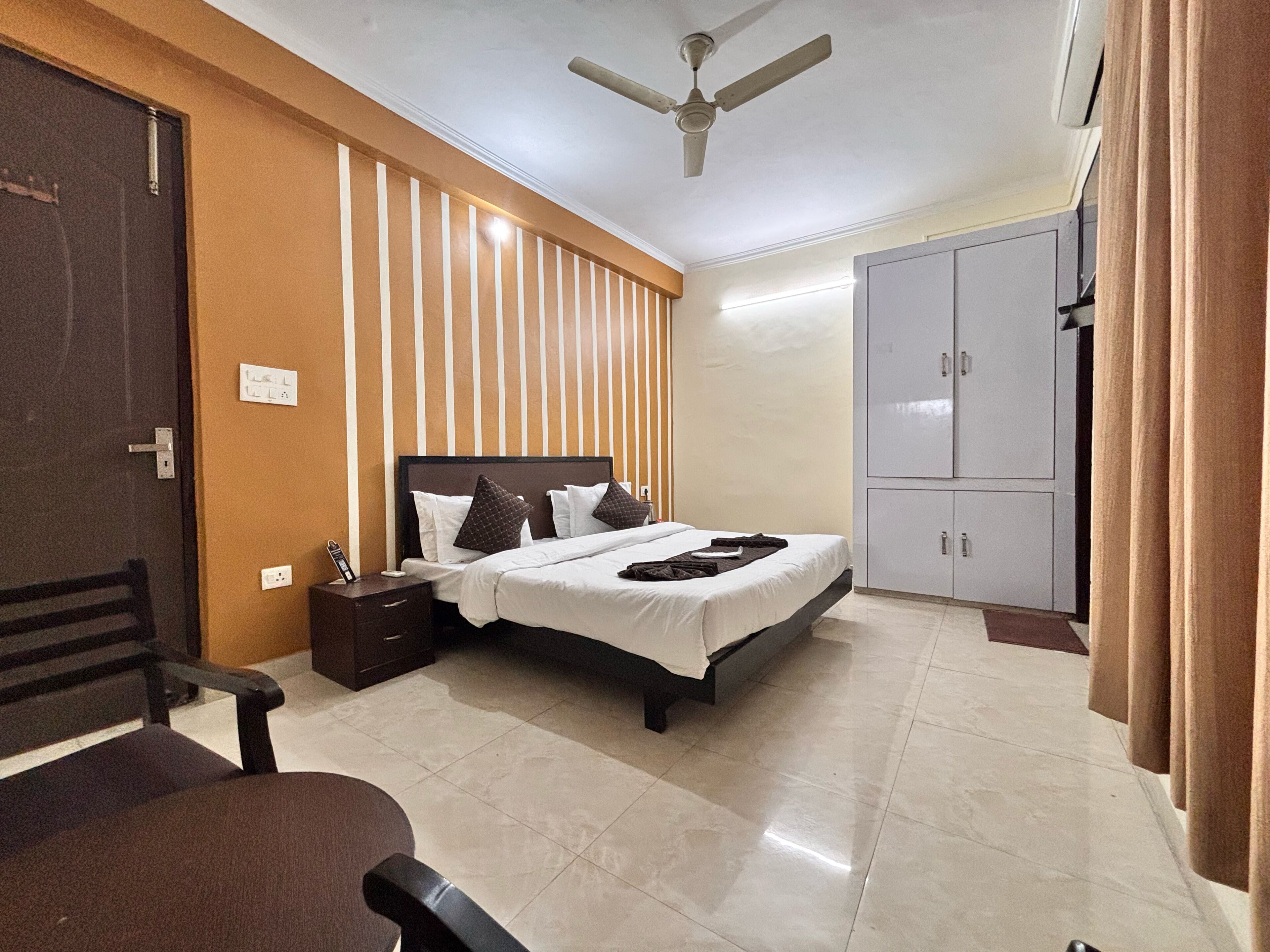 Deluxe Room, 1 King Bed, Balcony | Soundproofing, rollaway beds, free WiFi, bed sheets