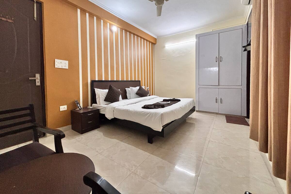 Deluxe Room, 1 King Bed, Balcony | Soundproofing, rollaway beds, free WiFi, bed sheets