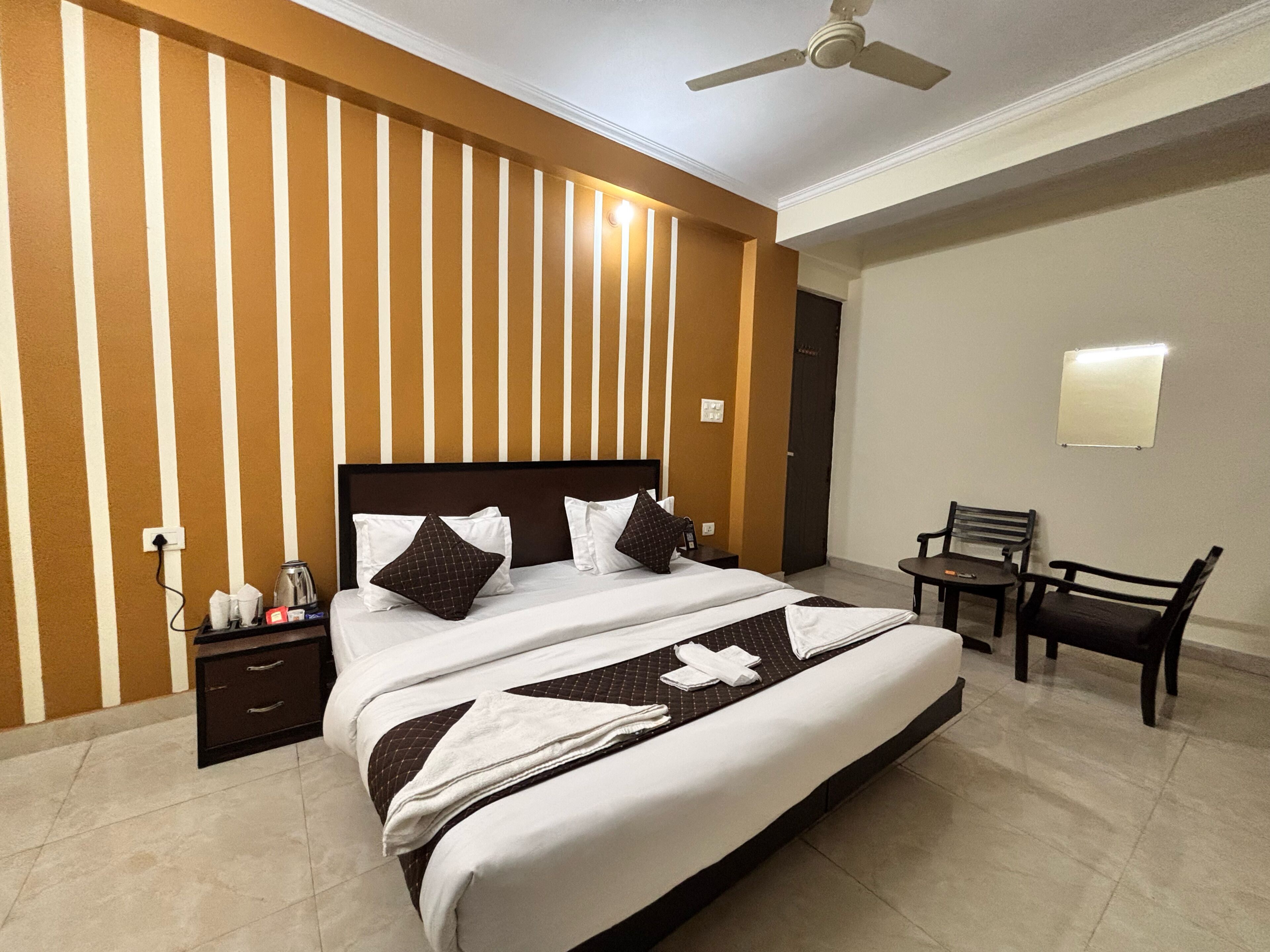 Quarto luxo, 1 cama King, sacada | Quartos à prova de som, camas extras/dobráveis (sobretaxa)