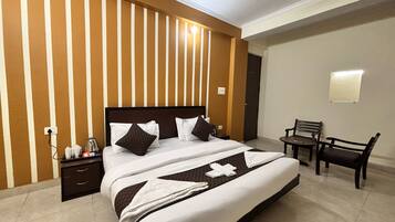 Quarto luxo, 1 cama King, sacada | Quartos à prova de som, camas extras/dobráveis (sobretaxa)