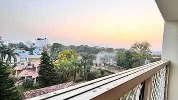 Camera Deluxe, 1 letto king, balcone | Vista giardino