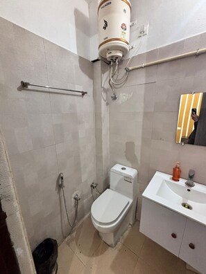 Deluxe Room, 1 King Bed, Balcony | Bathroom | Shower, towels, soap - The Shivaay AIIMS by Lovely Hospitality (Rishikesh)