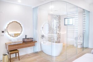 A modern bathroom with a glass shower enclosure, a freestanding bathtub, a vanity with a mirror, and a toilet. - Penghu I Stay I B&B (Penghu)