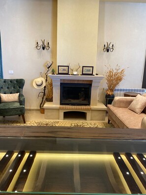 Living room - Room-charming Guest Room Rental in Jaj L (Jaj)