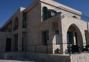 Shared Dormitory, Multiple Bedrooms, Smoking, Balcony | Property grounds - Room-charming Guest Room Rental in Jaj L (Jaj)