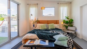 3 soverom, skrivebord, strykejern/-brett og reiseseng for barn