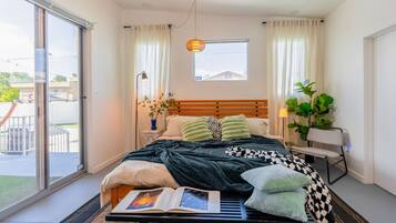 3 chambres, bureau, fer et planche à repasser, lit de bébé portatif