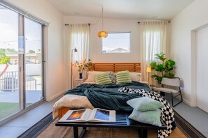 3 soverom, skrivebord, strykejern/-brett og reiseseng for barn