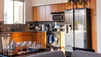 Réfrigérateur, four à micro-ondes, un four, surface de cuisson