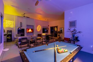 Game room - Casa Mirage-Pool, Spa, Fire Pit, Game Room, Arcade, Billiards, Fast WiFi (Desert Hot Springs)