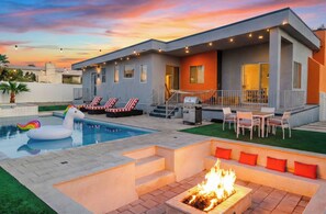 Outdoor pool, a heated pool - Casa Mirage-Pool, Spa, Fire Pit, Game Room, Arcade, Billiards, Fast WiFi (Desert Hot Springs)