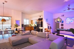 Smart TV, fireplace, video games - Casa Mirage-Pool, Spa, Fire Pit, Game Room, Arcade, Billiards, Fast WiFi (Desert Hot Springs)