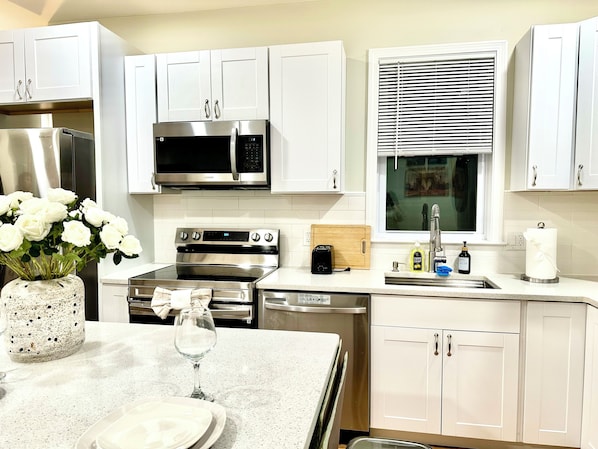 Frigorífic, microones, forn i placa de cuina