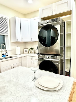 Frigorífic, microones, forn i placa de cuina