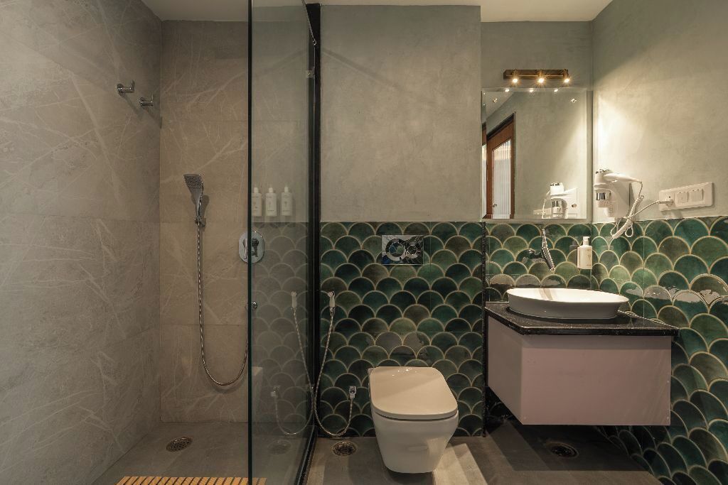 Ein modernes Badezimmer mit einer Duschkabine, einer Toilette und einem Waschbecken mit einer Fliesenrückwand.