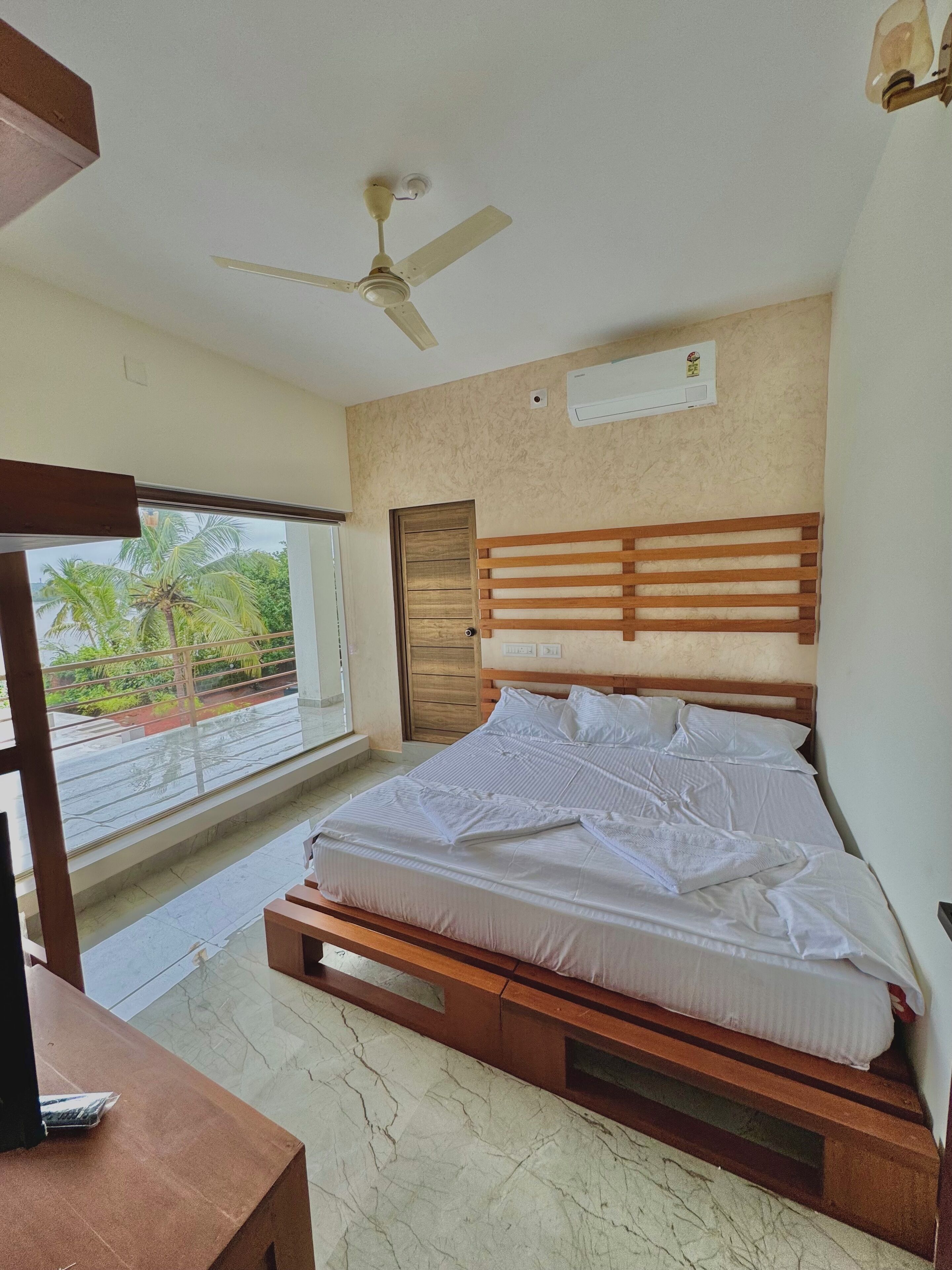 Deluxe Room, Lake View