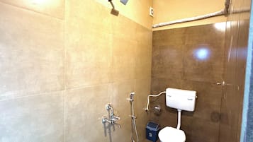 毛巾、肥皂、洗发水、卫生纸