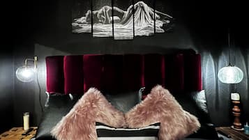 3 quartos, escrivaninha, ferros/tábuas de passar roupa, berço de viagem