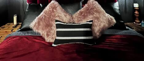 3 habitaciones, escritorio y tabla de planchar con plancha