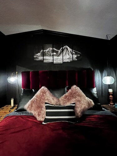 Cozy Modern Home- Sleeps 10- Dog Friendly