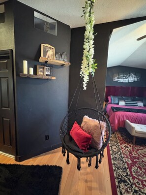 3 soverom, skrivebord, strykejern/-brett og reiseseng for barn