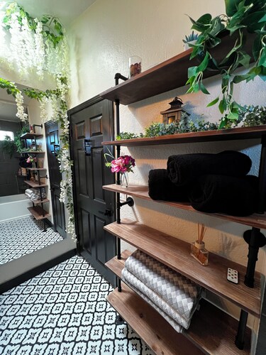 Cozy Modern Home- Sleeps 10- Dog Friendly