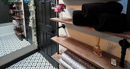 Cozy Modern Home- Sleeps 10- Dog Friendly