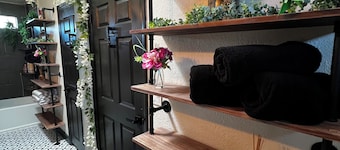 Cozy Modern Home- Sleeps 10- Dog Friendly