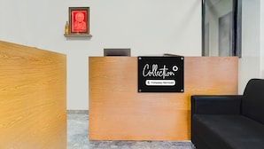 Una reception con finitura in legno e un cartello che riporta la scritta 'Collection Company-Serviced'.