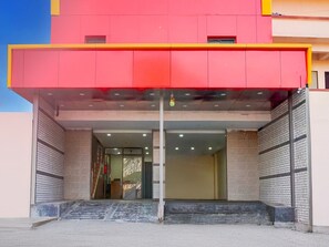 House | Reception - Collection O Talwade (Pune)