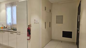 Køleskab, mikrobølgeovn, ovn, kogeplade