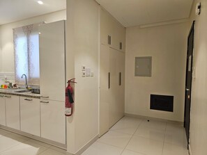 Køleskab, mikrobølgeovn, ovn, kogeplade