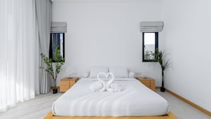 Une chambre d’hôtel moderne avec un grand lit, deux tables de chevet, un banc en bois et une vue sur la ville.